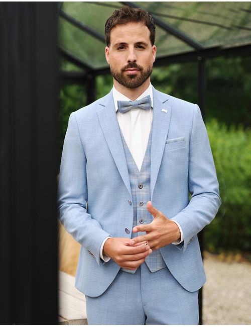 Slim fit driedelig kostuum in lichtblauwe tint 