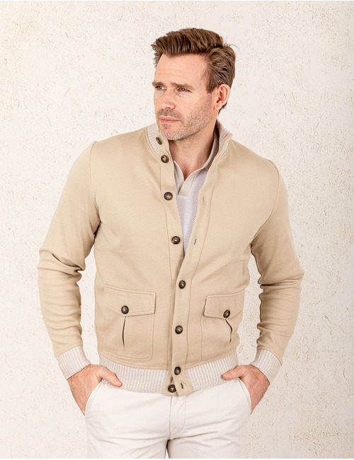 Beige cardigan met knoopsluiting en opgezette zakken  