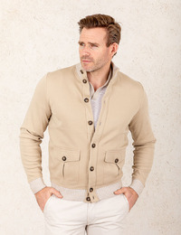 Beige cardigan met knoopsluiting en opgezette zakken  