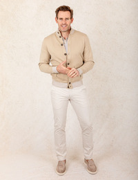 Beige cardigan met knoopsluiting en opgezette zakken  