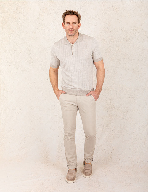 Gebreide linnen polo in beige met subtiel ribpatroon  