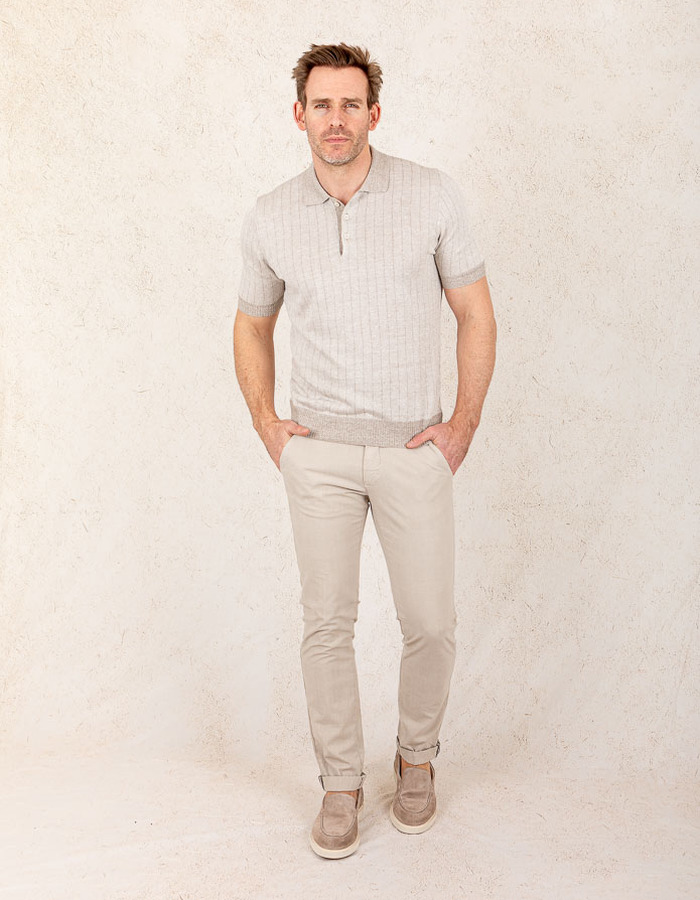Gebreide linnen polo in beige met subtiel ribpatroon  