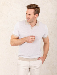 Gebreide polo in 100% soft cotton met contrasterende details  