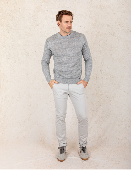 Slim fit linnen trui met contrasterende donkerblauwe halslijn  