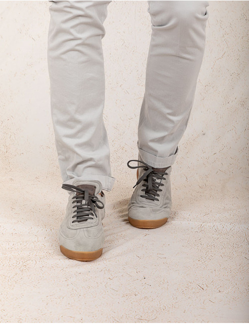 Lichtgrijze sneaker van premium suède  