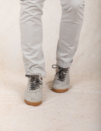 Lichtgrijze sneaker van premium suède  
