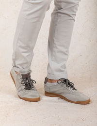 Lichtgrijze sneaker van premium suède  