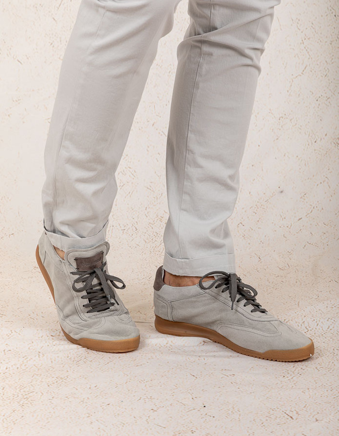 Lichtgrijze sneaker van premium suède  