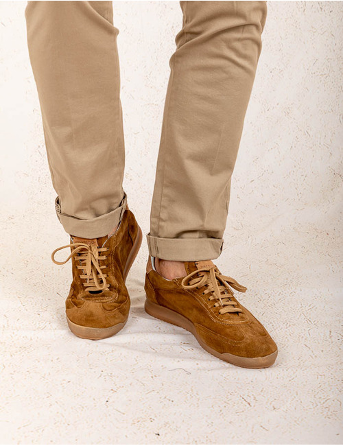 Cognackleurige sneaker van premium suède  
