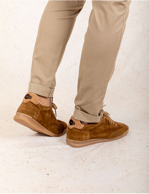 Cognackleurige sneaker van premium suède  