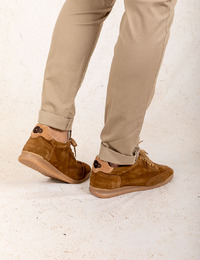 Cognackleurige sneaker van premium suède  