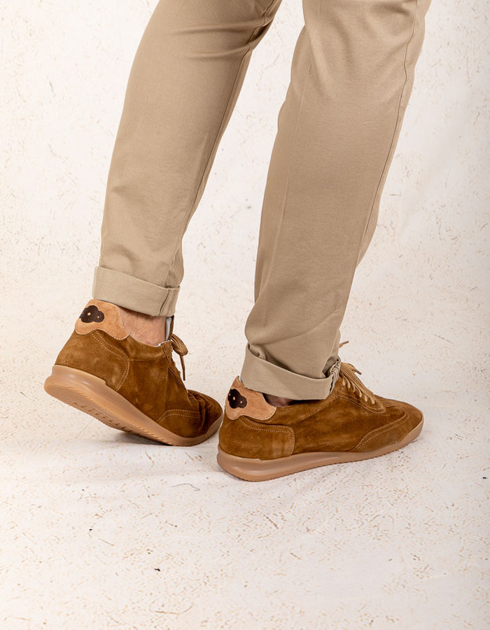 Cognackleurige sneaker van premium suède  