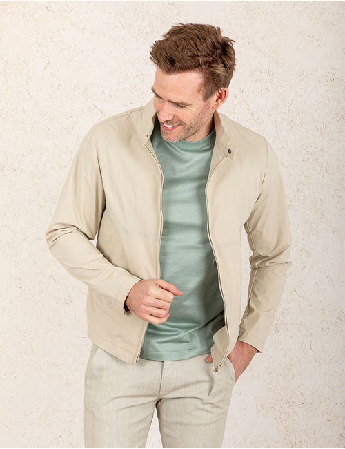 Beige lichte jas van technische stof 
