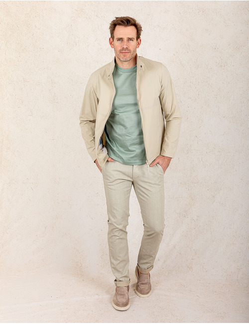 Beige lichte jas van technische stof 