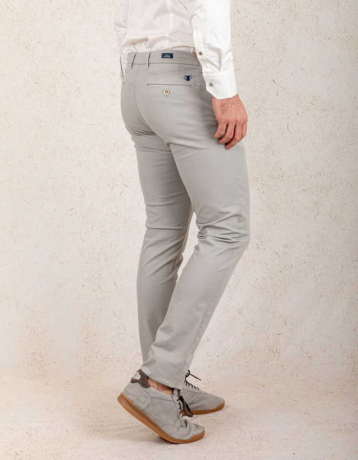 Lichtgrijze slim fit broek van katoen en lyocell 