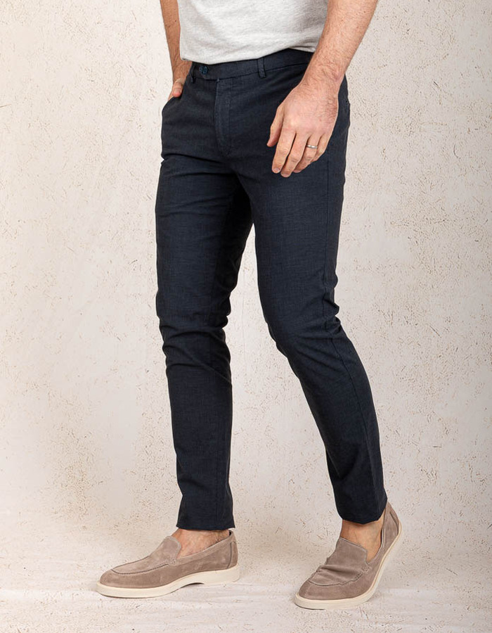 Slim fit chino in blauwtint met verfijnde sluiting 