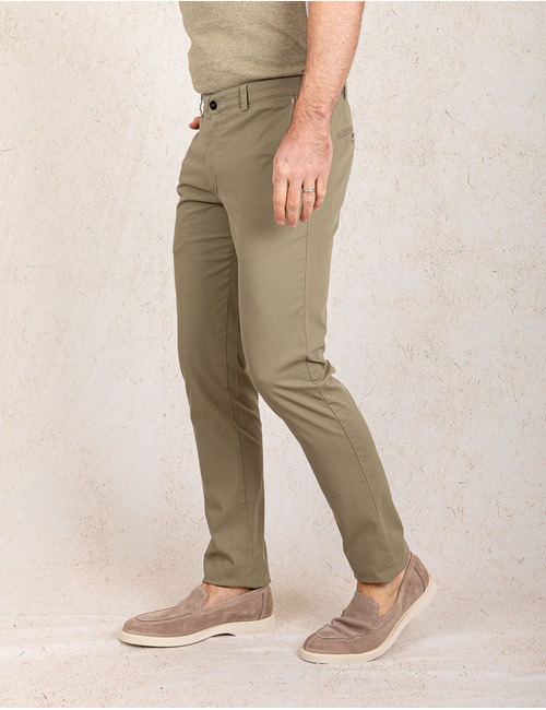 Slim fit chino in groen high performance stretch katoen