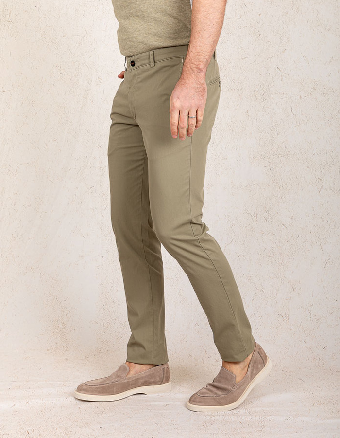 Slim fit chino in groen high performance stretch katoen