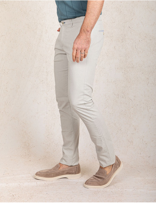 Slim fit chino in lichtgrijze pied-de-poule structuur