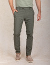Slim fit chino in groentint met verfijnde sluiting 