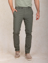 Slim fit chino in groentint met verfijnde sluiting 