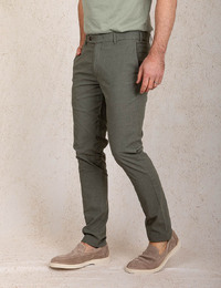 Slim fit chino in groentint met verfijnde sluiting 