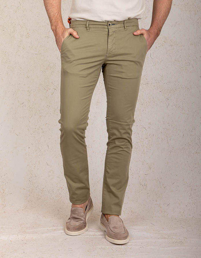 Slim fit groene chino in eco-vriendelijke lyocellmix
