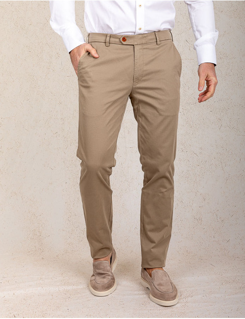 Slim fit chino in zandkleur uit katoenstretch