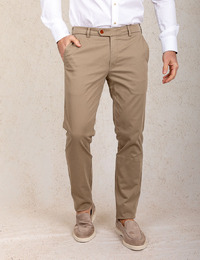 Slim fit chino in zandkleur uit katoenstretch
