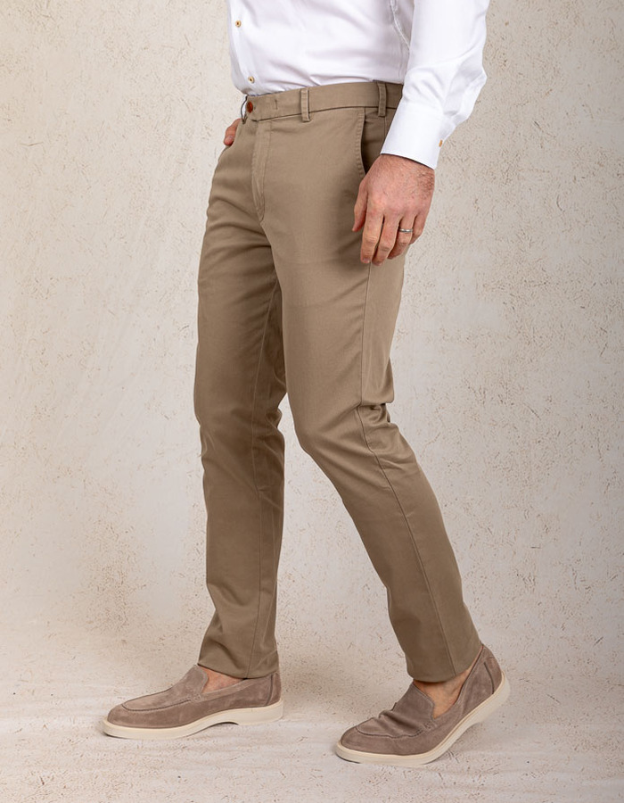 Slim fit chino in zandkleur uit katoenstretch