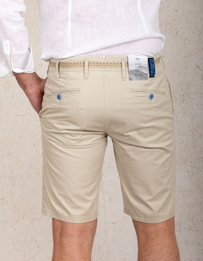 Slim fit beige bermuda in organic cotton met stretch en smartphonezakje