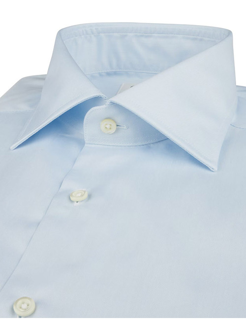 Slimline lichtblauw twill overhemd met cutaway kraag en parelmoer knopen