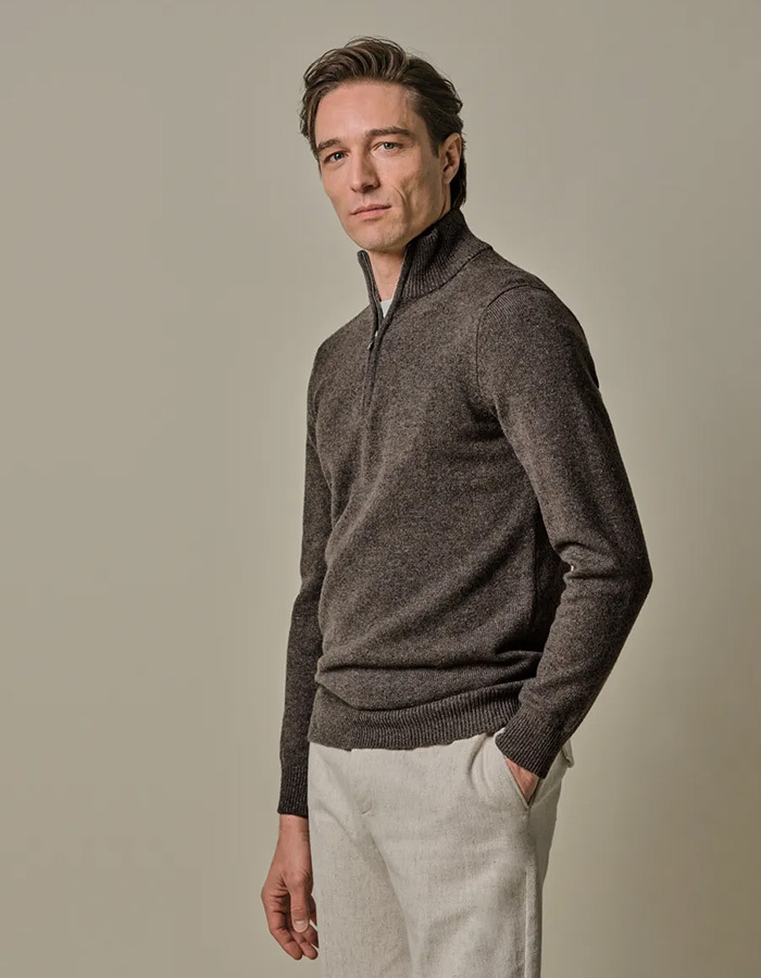 Regular Fit Half Zip Pullover in Bruin
