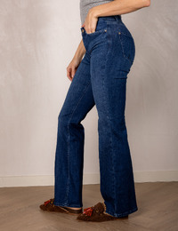 Vic Flared - Donkerblauwe flared jeans met mid waist