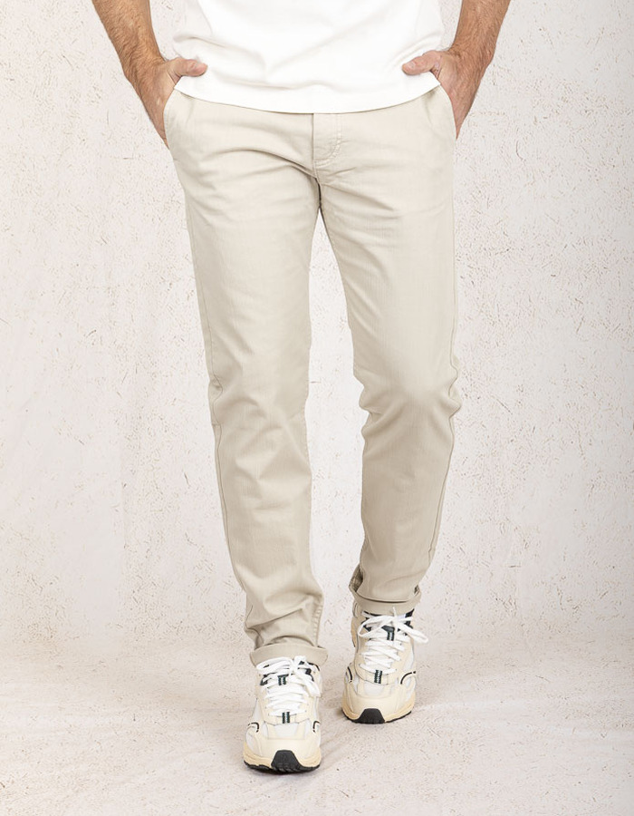 Chino tapered in light beige