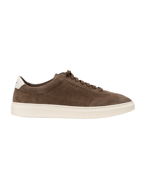 Suède Sneakers in Medium Beige – Kieran Tenn Model