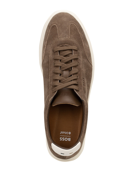 Suède Sneakers in Medium Beige – Kieran Tenn Model