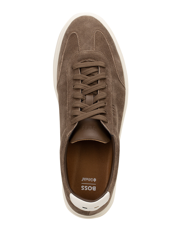 Suède Sneakers in Medium Beige – Kieran Tenn Model
