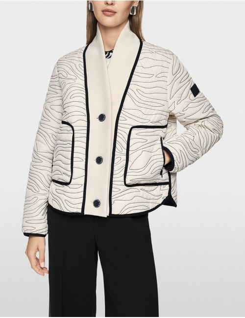 Korte gewatteerde jas met gebreid detail