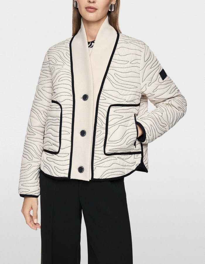 Korte gewatteerde jas met gebreid detail