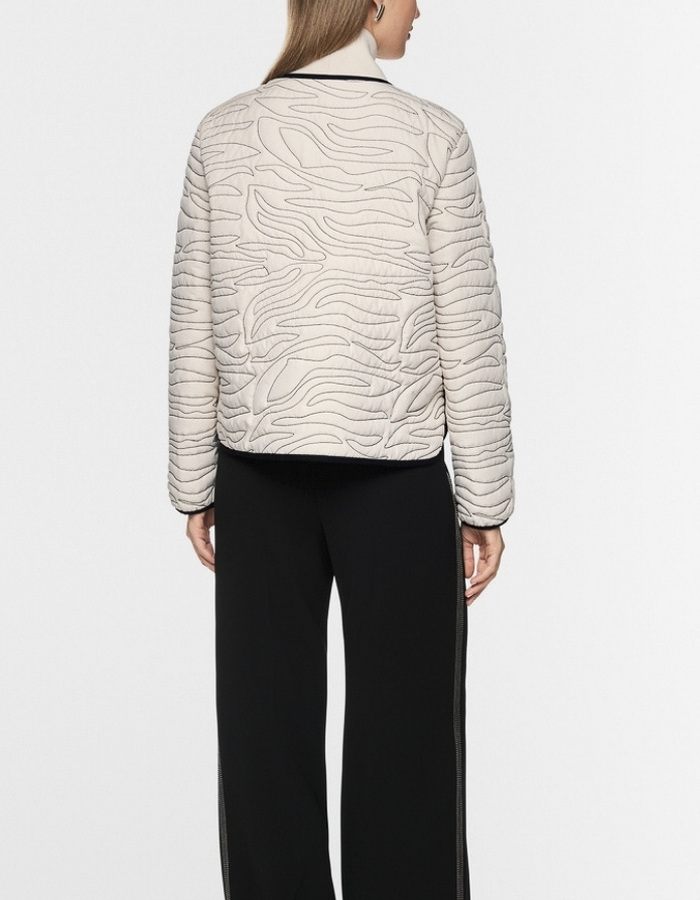 Korte gewatteerde jas met gebreid detail