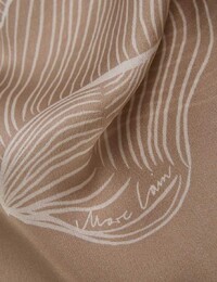 zijden sjaal met subtiele bloemenprint