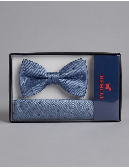 Strik- en Pochetset in Lichtblauw met Subtiel Geborduurde Dots