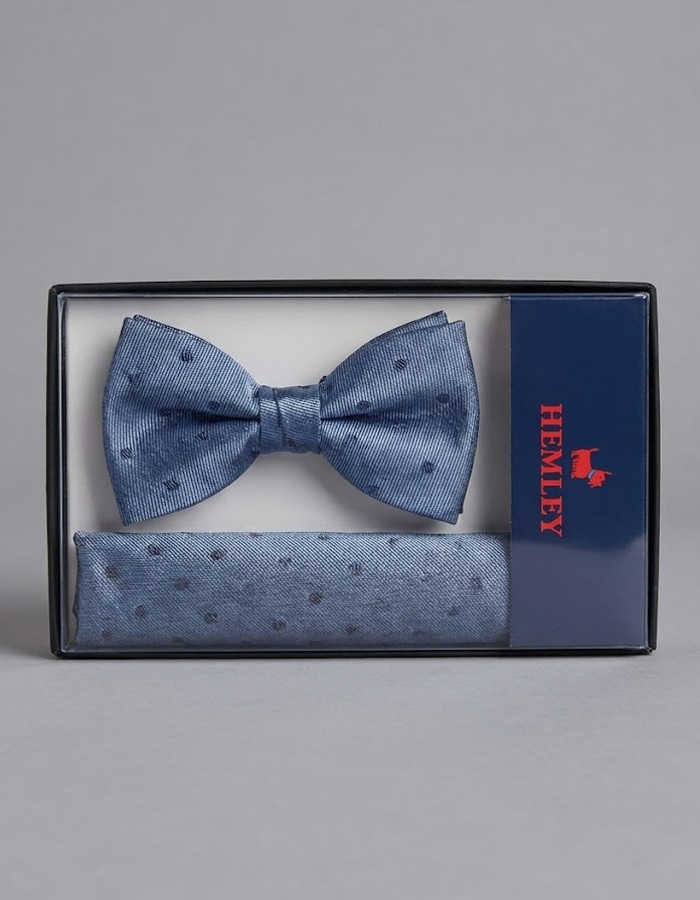 Strik- en Pochetset in Lichtblauw met Subtiel Geborduurde Dots