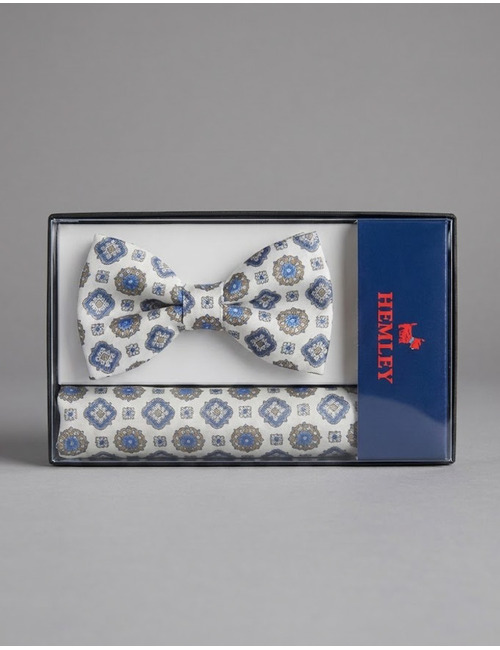 Strik- en Pochetset in Wit met Blauw en Goud Medaillonmotief