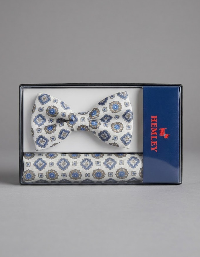 Strik- en Pochetset in Wit met Blauw en Goud Medaillonmotief