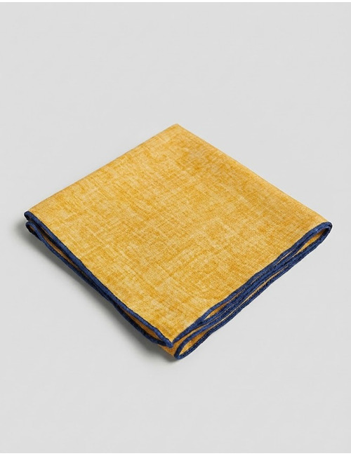 Luxe 100 procent zijden pochet in okergeel met navy bies