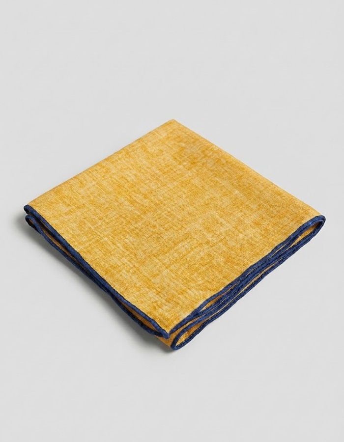 Luxe 100 procent zijden pochet in okergeel met navy bies