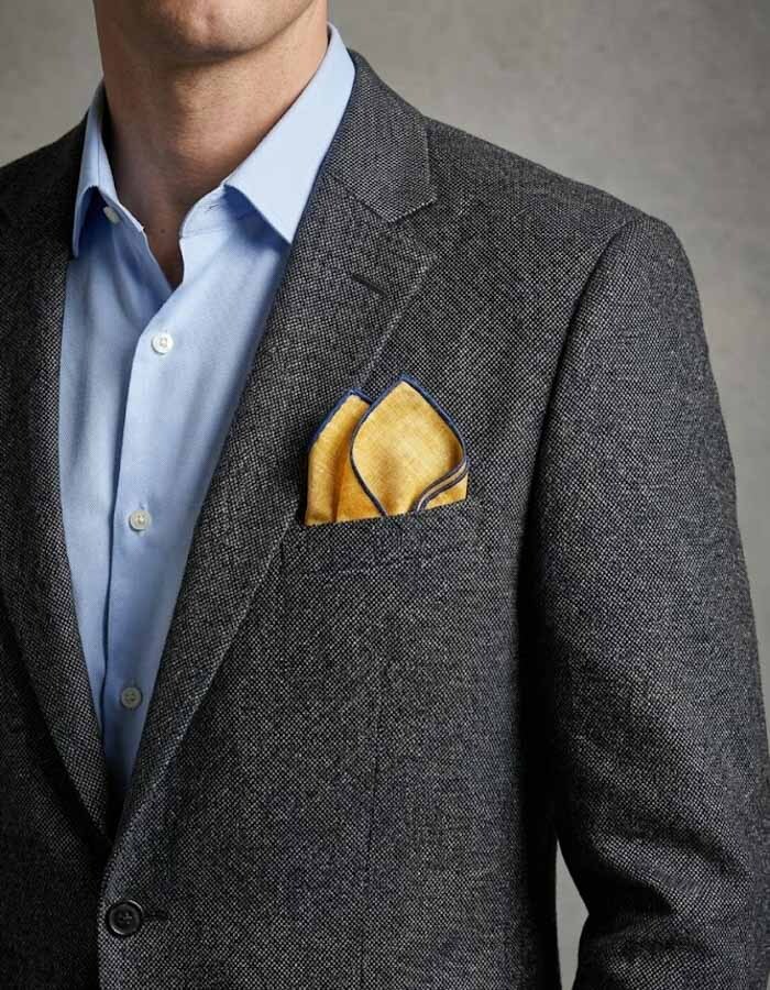 Luxe 100 procent zijden pochet in okergeel met navy bies