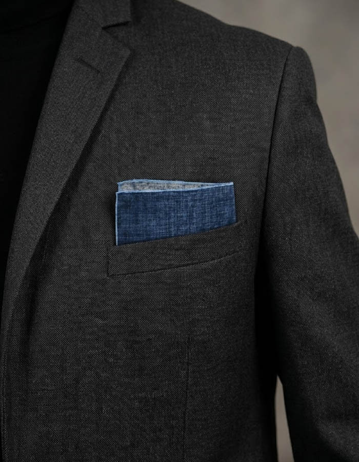 Luxe 100 procent zijden pochet in denimblauw met lichtblauwe bies